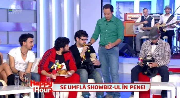 Găina Iuliei Albu, faţă în faţă cu păsăretul vedetelor! (captură Happy Hour)