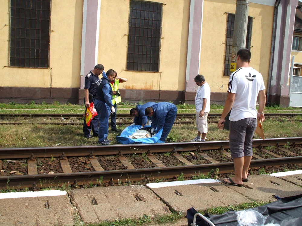 
    Cadavrul a fost ridicat de angajaţii de la pompe funebre  