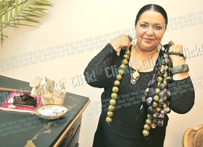 
    Aceste mărgele masive,  folosite în noua colecţie,  sunt păstrate tot în atelier  