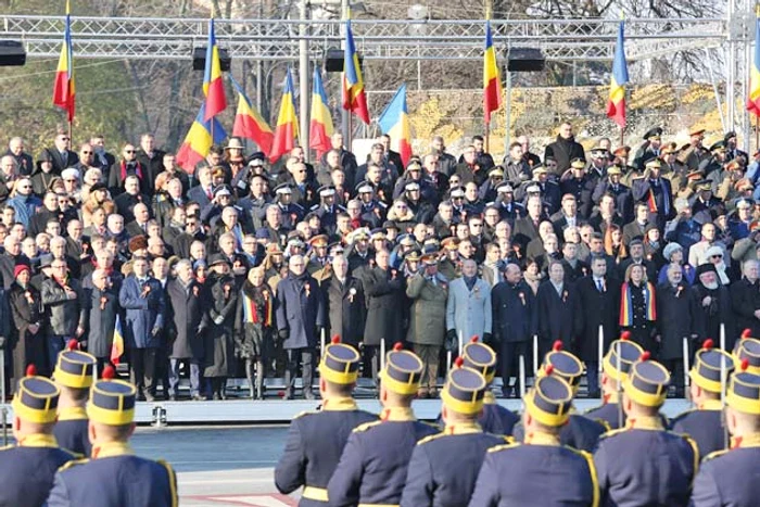 Preşedintele, membrii Guvernului şi  oficialităţile, la Arcul de Triumf