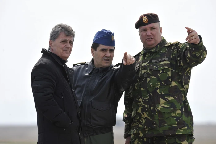 Generalul Laurian Anastasof (centru) alături de fostul ministrul Apararii, Mircea Dusa şi generalul Nicolae Ciuca un exercitiul bilateral româno-american Dacian Warhawk, la Baza 71 Aeriana de la Câmpia Turzii, in anul 2015, FOTO DAN TAUTAN / MEDIAFAX FOTO
