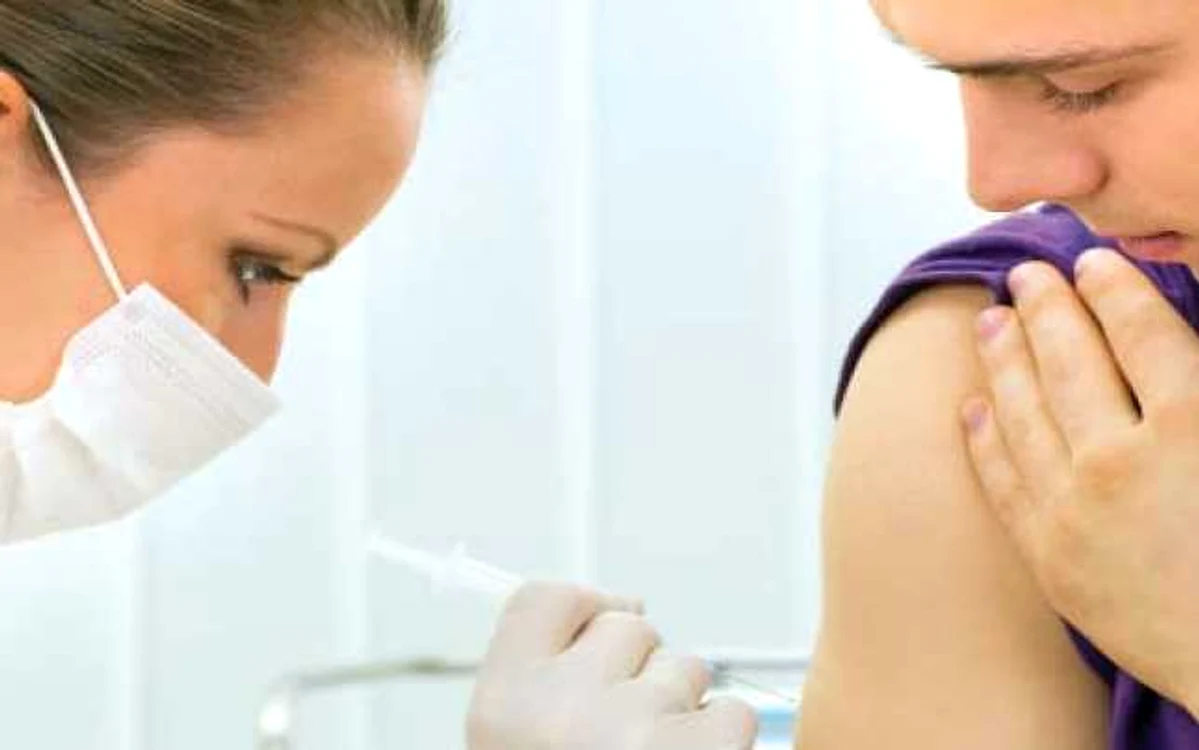 În cazul adulţilor, vaccinul se administrează în apropierea umărului, într-o singură doză