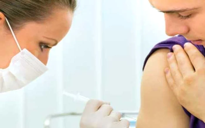 În cazul adulţilor, vaccinul se administrează în apropierea umărului, într-o singură doză