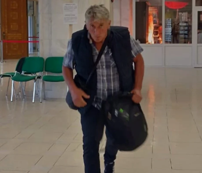Bărbatul care a aruncat cu benzină în Parlament FOTO: Poliția Română