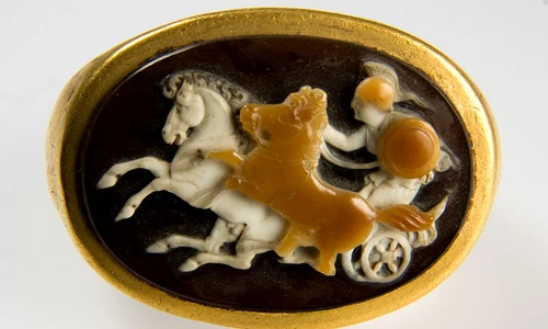 Inelul cu camee de la Poiana (© Muzeul Național de Istorie a României)