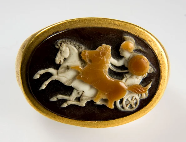 Inelul cu camee de la Poiana (© Muzeul Național de Istorie a României)