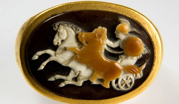 Inelul cu camee de la Poiana (© Muzeul Național de Istorie a României)