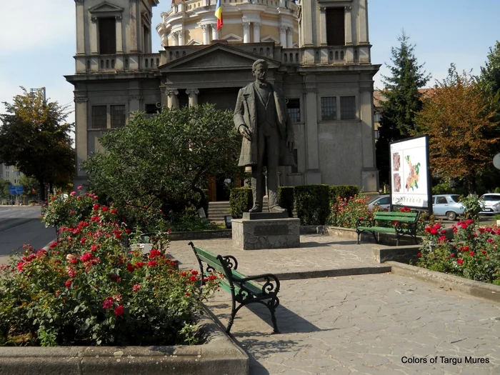 Statuia lui Emil Dandea a fost inaugurată în 1996 (foto: colors of Târgu-Mureş)