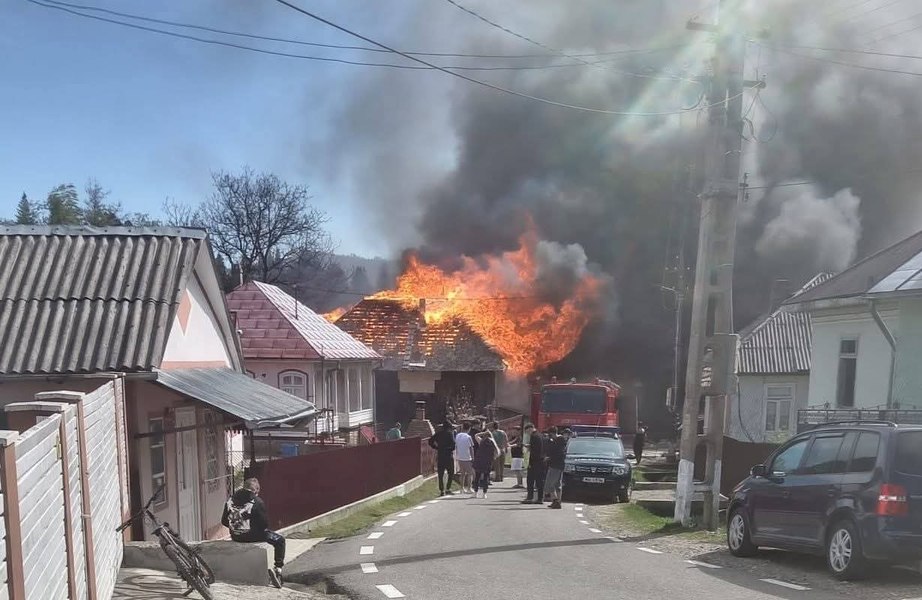 Incendiu devastator într-o localitate de munte din Vrancea. 28 sunt afectate, peste 300 de persoane evacuate