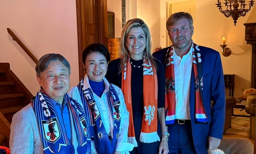 Împăratul Naruhito, Împărăteasa Masako, Regele Willem Alexander și Regina Maxima umărind meciul Japonia Olanda din FIFA World Cup   FOTO Casa Regală olandeză jpg