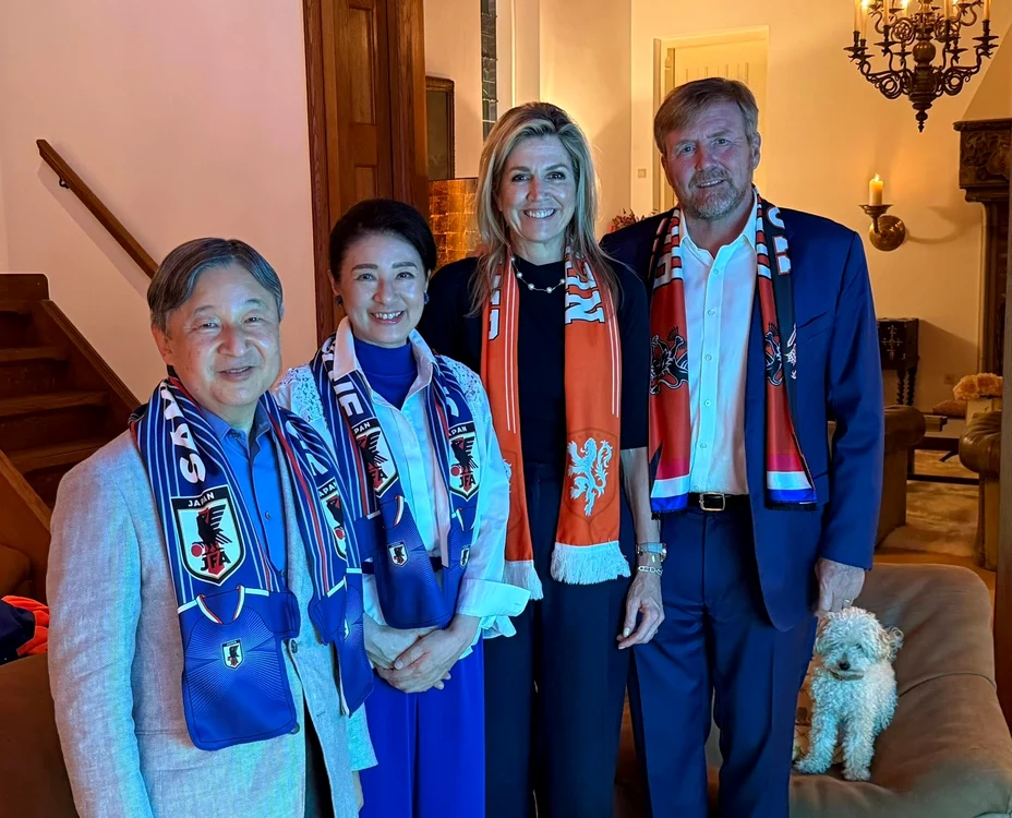 Împăratul Naruhito, Împărăteasa Masako, Regele Willem Alexander și Regina Maxima umărind meciul Japonia Olanda din FIFA World Cup   FOTO Casa Regală olandeză jpg