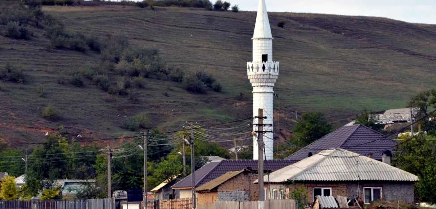Minaretul geamiei din Dobromir se înalţă peste un sat afundat în sărăcie. FOTO: Adevărul