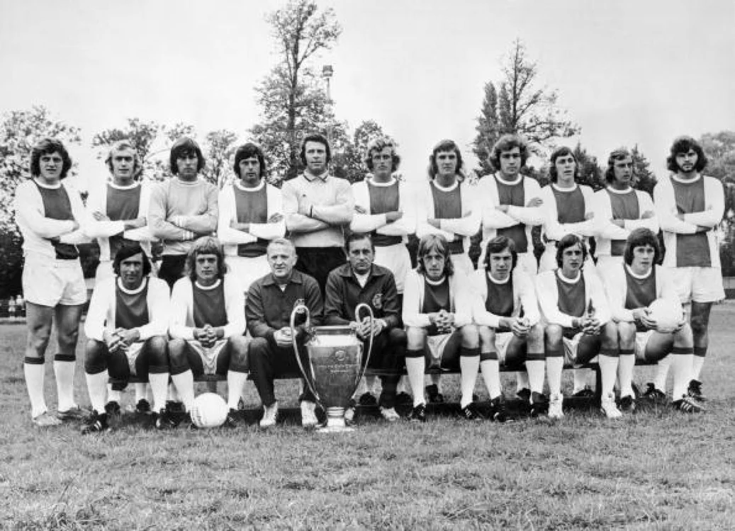 Stefan Covaci (al treilea din stânga, rândul de jos) a contribuit la marile succese ale Ajaxului