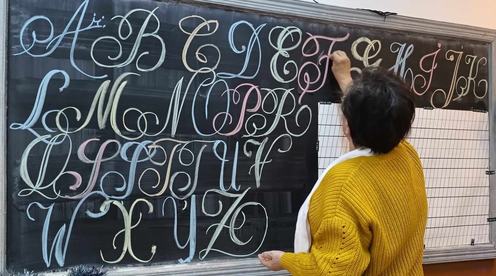 Tainele scrisului frumos, predate de o fostă profesoară din Argeș. „Scrisul de mână este amprentă digitală, nu va dispărea“ FOTO