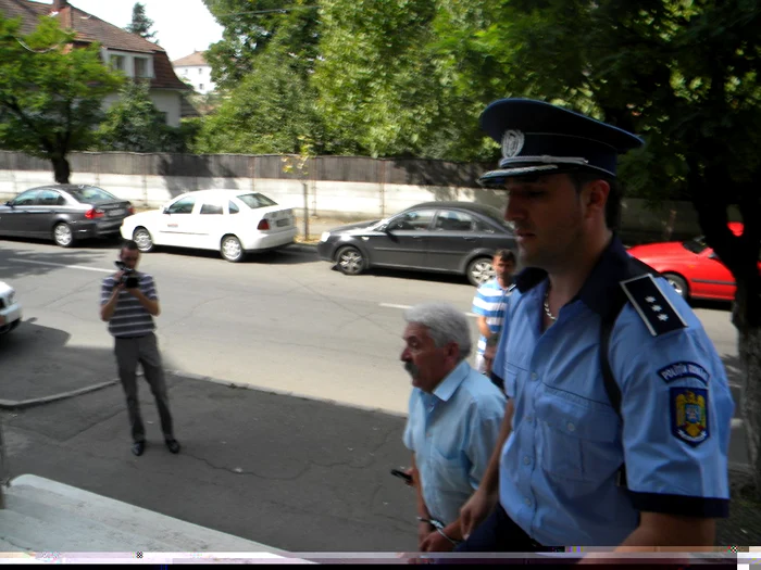 Marius Lazăr Pop , încătuşat în faţa sediului Poliţiei