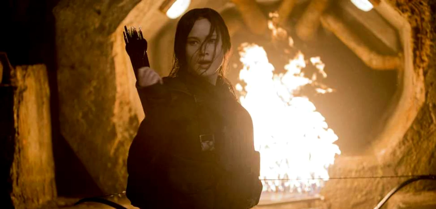Jennifer Lawrence, în rolul lui Katniss Everdeen, conduce revolta din Capitoliu FOTO cinemagia.ro