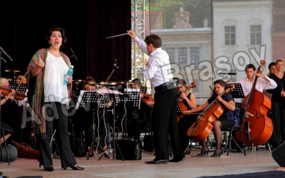 Opera Braşov îi aşteaptă pe spectatori în Piaţa Sfatului Foto: Bogdan Crăciun