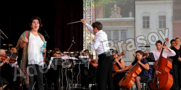 Opera Braşov îi aşteaptă pe spectatori în Piaţa Sfatului Foto: Bogdan Crăciun