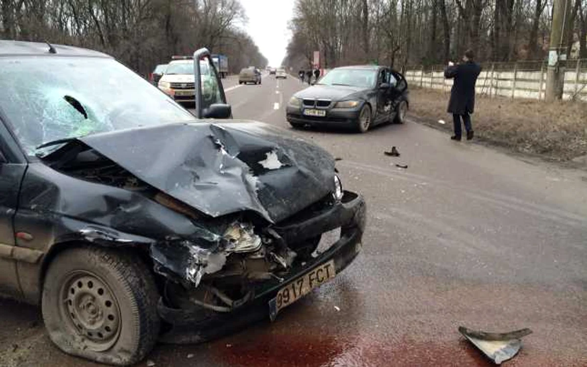 Două maşini s-au ciocnit la intrarea în Valu lui Traian.                               FOTO: Adrian Boioglu