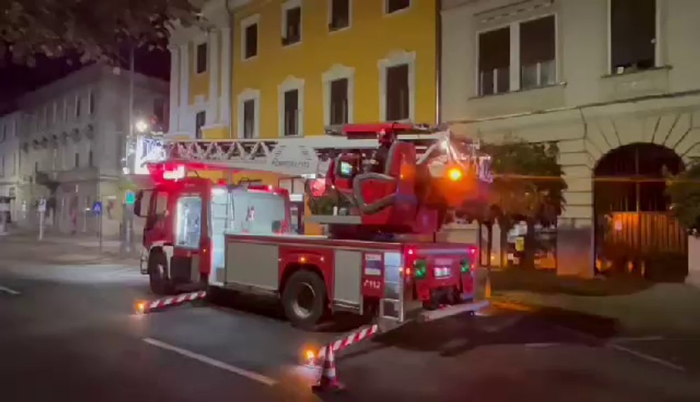 Urmările cutremurului de la Arad: bucăți desprinse din clădiri, mașini avariate și oameni speriați FOTO VIDEO