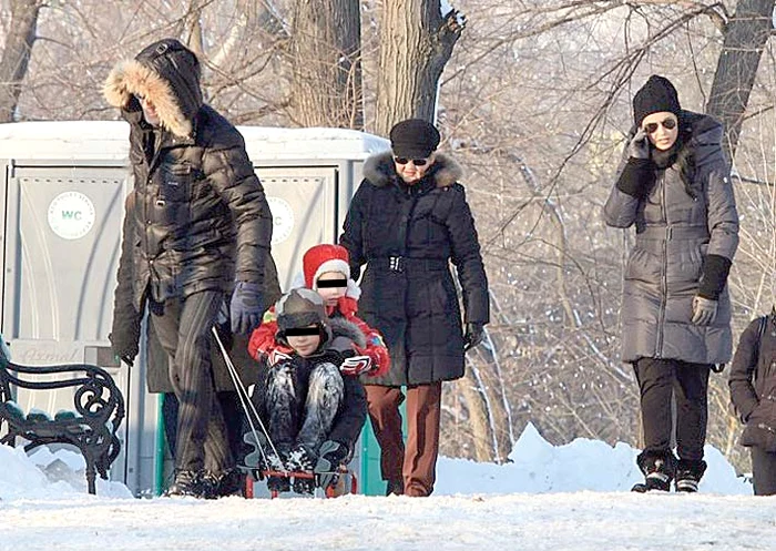 Ştefănuţ (12 ani) si Violeta (8 ani) cu sania