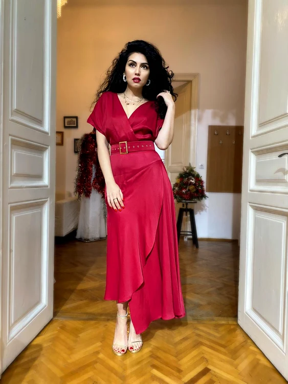 Rochia roie este întotdeauna o alegere inspirată pentru Crăciun