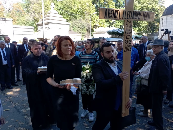 Peste 200 de persoane au fost prezente la înmormântarea actorului / Foto Click