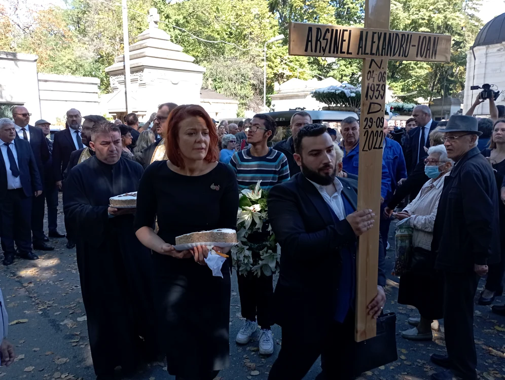 Peste 200 de persoane au fost prezente la înmormântarea actorului / Foto Click