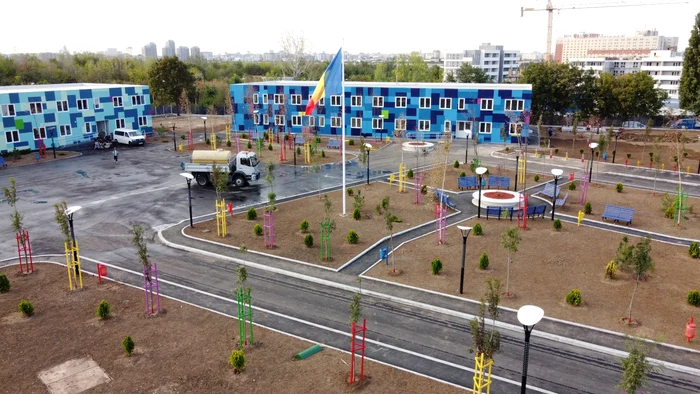 
    Cele două corpuri de clădire modulară, pe structură metalică, au fost construite în 90 de zilefoto: Primăria sector 4  