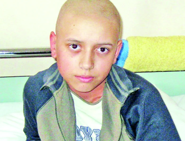 Copilul a primit aprobare de la medicul de la Spitalul Fundeni şi acum se bucură de întâlnirea cu colegii de la şcoală şi se joacă cu frăţiorul său mai mic