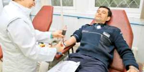 Donatorii de sânge sunt aşezaţi pe un scaun rabatabil timp  de 8-10 minute, cât durează  recoltarea unei unităţi de sânge 