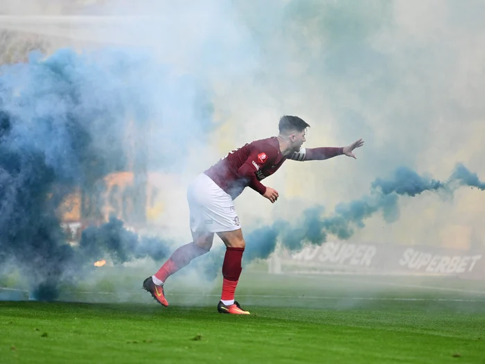 Săpunaru, printre fumigene la meciul dintre Rapid Bucuresti si Petrolul Ploiesti FOTO Sport Pictures