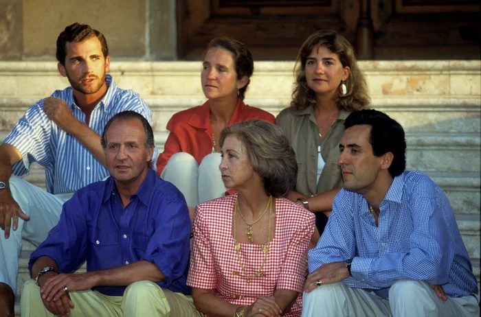 Felipe, foto sus, alături de surorile Elena și Cristina și părinții Juan Carlos și Sofia