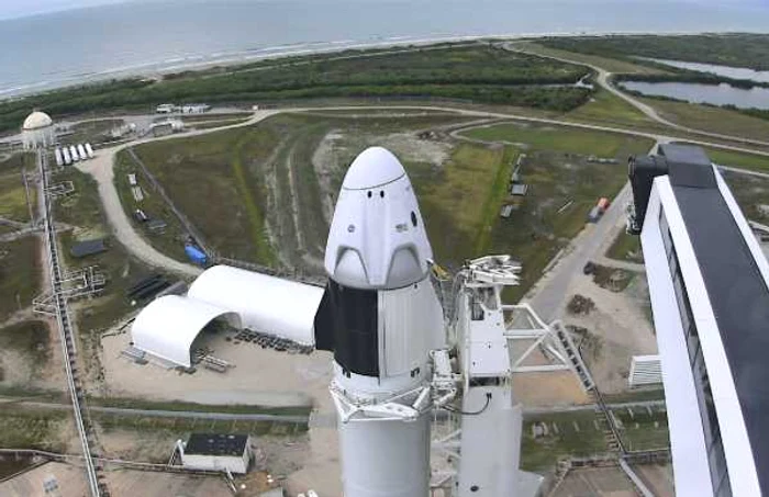 capsula crew dragon pe racheta falcon 9 foto nasa