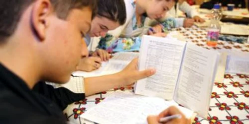 Unii părinţi spun că metoda after-school încarcă şi mai mult programul copiilor, care nu mai au timp de joacă