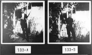 Lee Harvey Oswald cu arma Carcano de calibrul 6,5 mm, în Dallas în 1963 (© Wikimedia Commons)