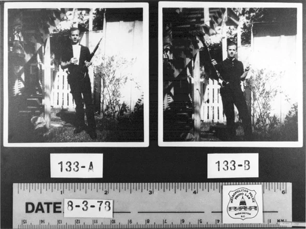 Lee Harvey Oswald cu arma Carcano de calibrul 6,5 mm, în Dallas în 1963 (© Wikimedia Commons)