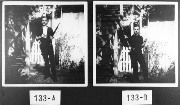 Lee Harvey Oswald cu arma Carcano de calibrul 6,5 mm, în Dallas în 1963 (© Wikimedia Commons)