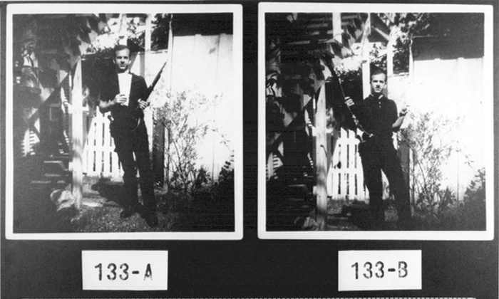 Lee Harvey Oswald cu arma Carcano de calibrul 6,5 mm, în Dallas în 1963 (© Wikimedia Commons)
