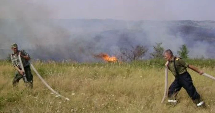 Incendiul a cuprins 140 mp de vegetaţie. Foto Arhivă.