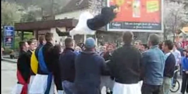 Braşov: Junii Tineri păstrează şi astăzi ritualul „Aruncatul în ţol“