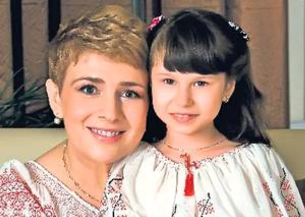 
    Teo, alături de Maia, fiica ei  