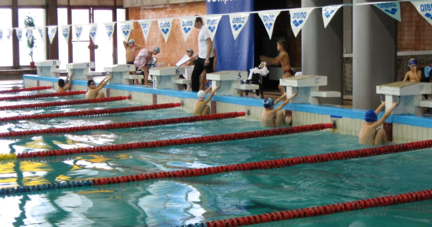 Înotătorii piteşteni au cucerit 9 medalii la concursul de la Bacău
