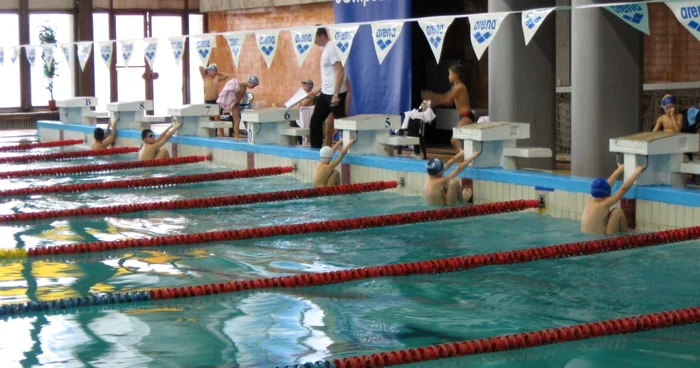 Înotătorii piteşteni au cucerit 9 medalii la concursul de la Bacău