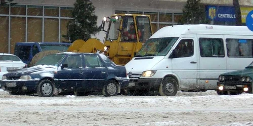 Oamenii blocaţi în maşini nu pot ajunge în adăposturi