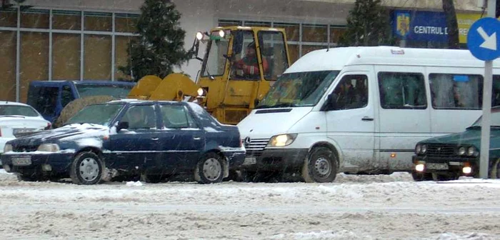 Oamenii blocaţi în maşini nu pot ajunge în adăposturi