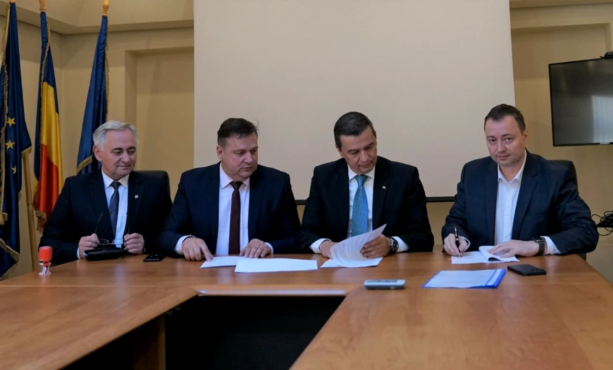 Protocolul a fost semnat de Vasile Iliuţă, preşedintele Consiliului Judeţean Călăraşi(al doilea din stânga) şi ministrul Transporturilor, Sorin Grindeanu FOTO Facebook/Sorin Grindeanu