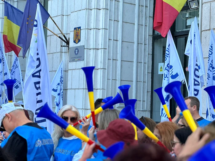 Sindicaliștii au ieșit să protesteze în fața Ministerului Finanțelor FOTO BNS