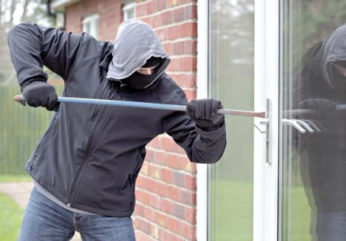 
    Hoţul a forţat uşa apartamentului şi a intrat la furat (foto:simbol)  