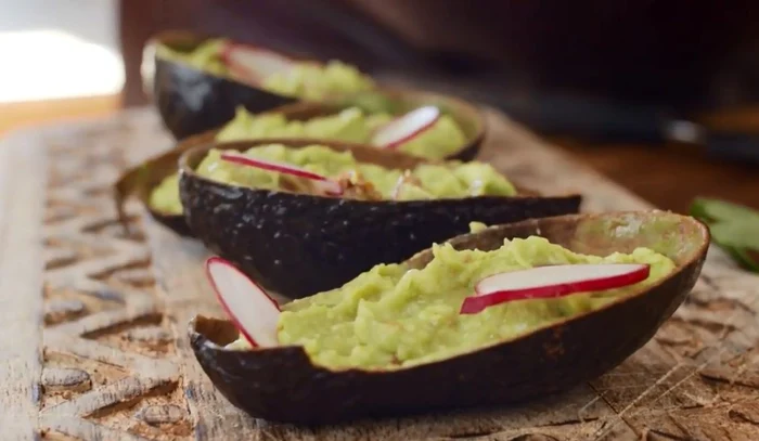 Această rețetă de guacamole este cu atât mai ușor de preparat cu cât nu avem nevoie de multe ingrediente.foto: captură video